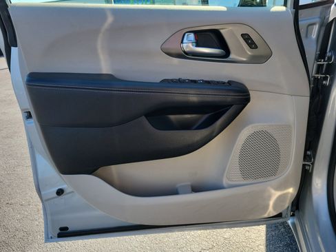 Used 2024 Chrysler Pacifica Touring-L image 15