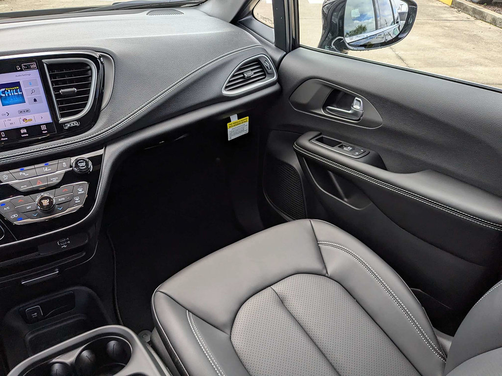 New 2027 Chrysler Pacifica Select FWD image 17