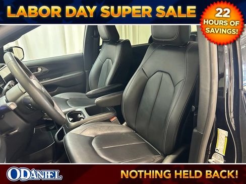 Used 2025 Chrysler Pacifica Select FWD image 5