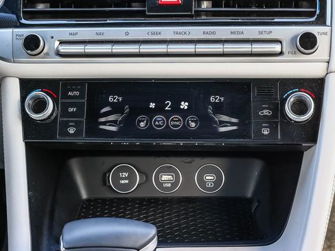 Used 2025 Genesis G70 2.5T image 15