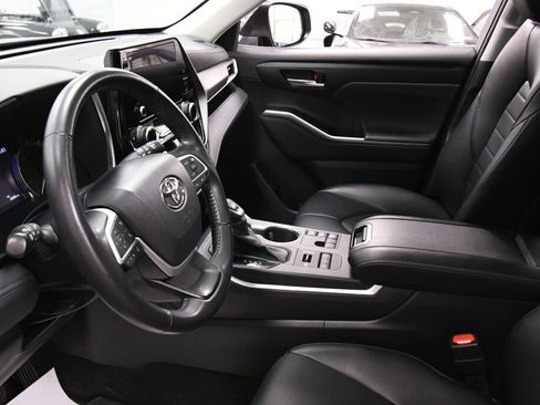 Used 2023 Toyota Highlander XLE image 20