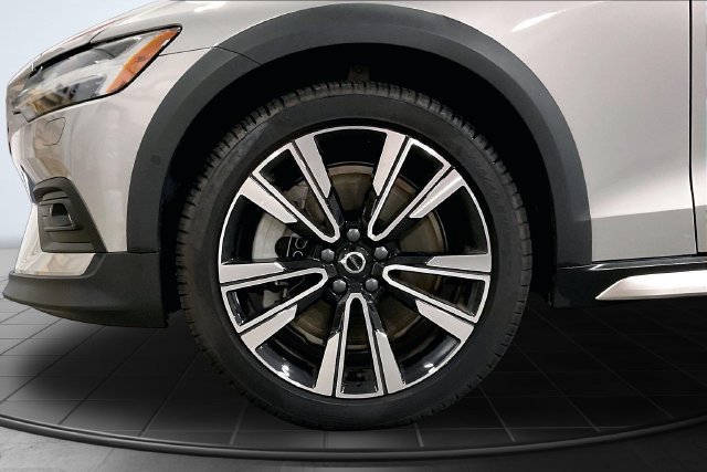 Certified 2025 Volvo V60 B5 Cross Country Ultra AWD/4WD image 11