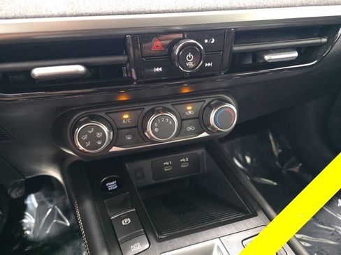 Used 2025 Nissan Kicks SV AWD/4WD image 24