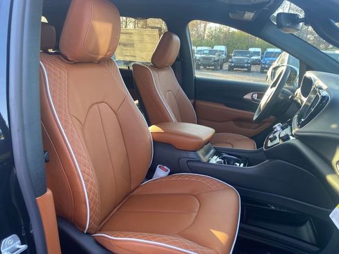 New 2026 Chrysler Pacifica Pinnacle FWD image 21