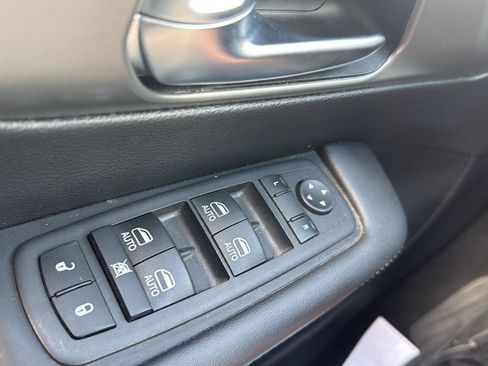 Used 2025 Chrysler Pacifica Select FWD image 30