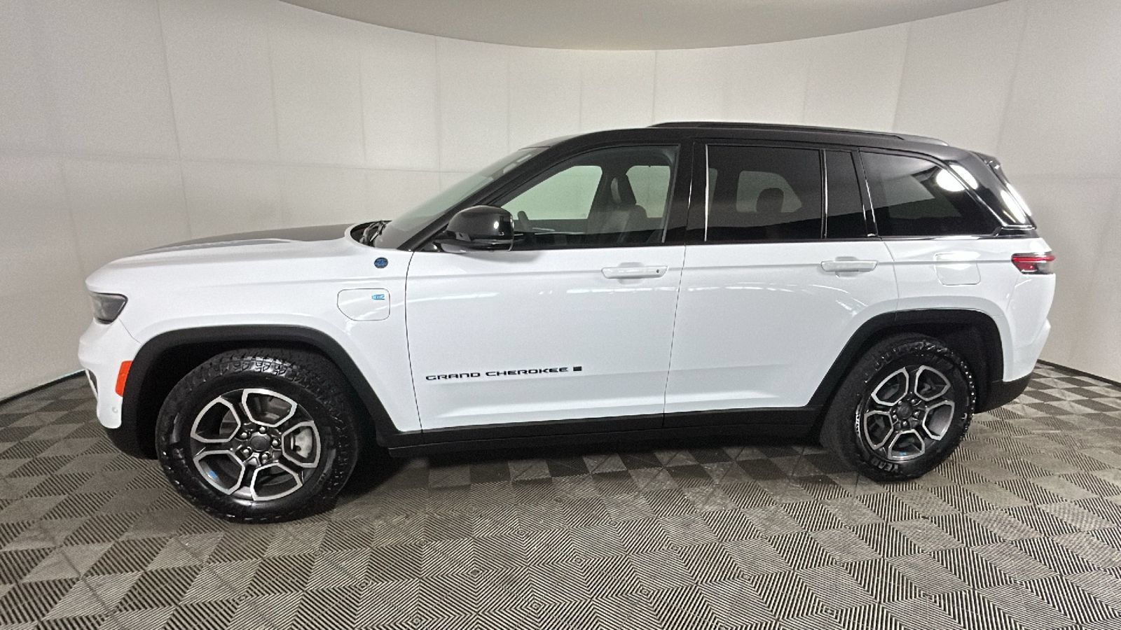 Used 2023 Jeep Grand Cherokee Trailhawk w/ Advanced Protech Group II AWD/4WD image 7