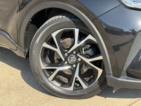 Used 2022 Toyota C-HR XLE image 30