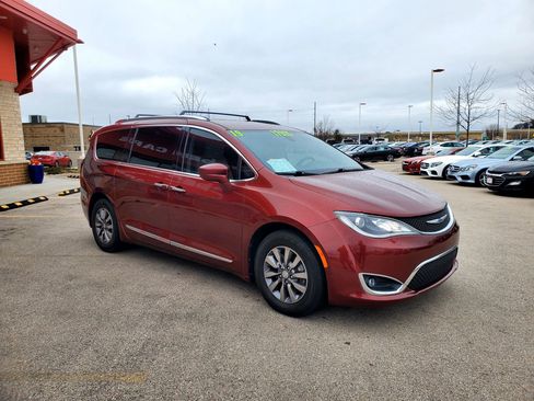 Used 2019 Chrysler Pacifica Touring-L Plus image 3