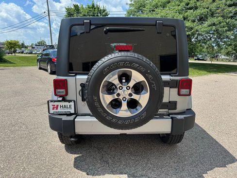 Used 2016 Jeep Wrangler Unlimited Sahara w/ Dual Top Group image 8