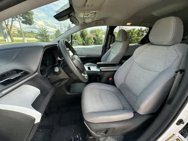 Used 2025 Toyota Sienna LE AWD/4WD image 16