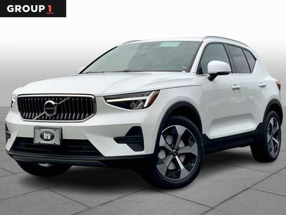 New 2025 Volvo XC40 B5 Core w/ Protection Package Premier