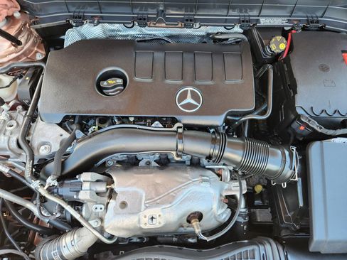 Used 2022 Mercedes-Benz GLB 250 4MATIC image 9