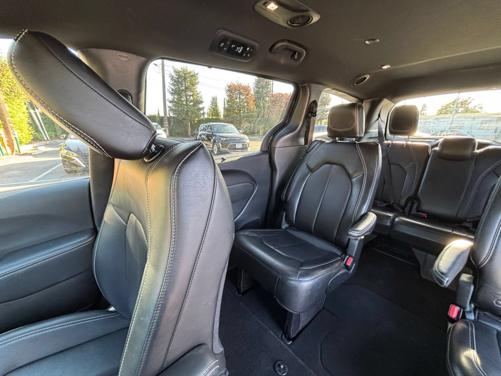 Used 2025 Chrysler Pacifica Select FWD image 41