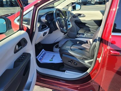 Used 2023 Chrysler Pacifica Touring-L FWD image 18