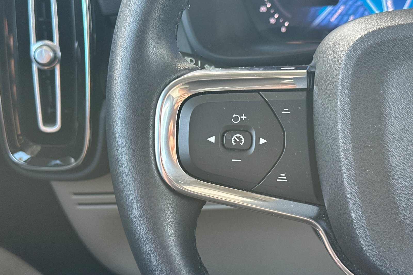 Certified 2025 Volvo XC40 B5 Plus AWD/4WD image 29