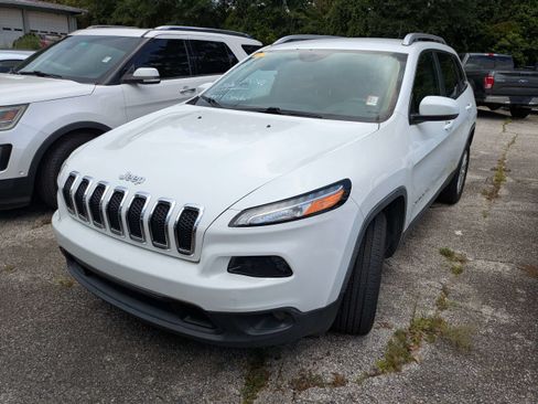 Used 2018 Jeep Cherokee Latitude Plus FWD image 2