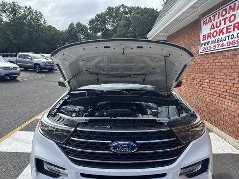 Used 2020 Ford Explorer XLT w/ Equipment Group 202A AWD/4WD image 38