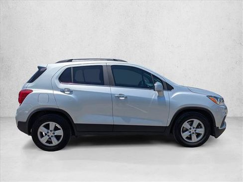 Used 2020 Chevrolet Trax LT w/ LT Convenience Package FWD image 4