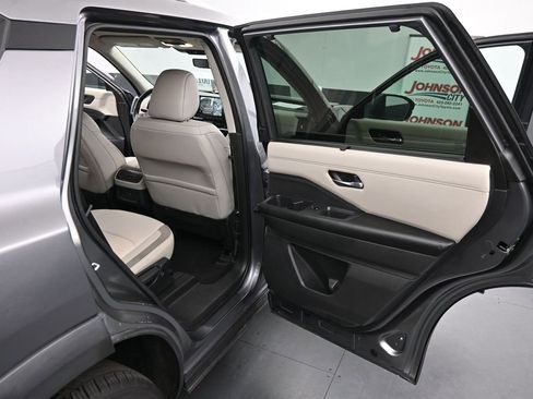 Used 2023 Nissan Pathfinder SL image 24