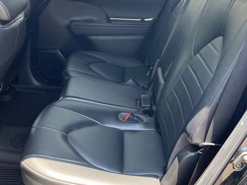 Used 2022 Toyota Highlander XLE FWD image 8
