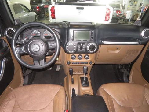 Used 2013 Jeep Wrangler Unlimited Sahara w/ Connectivity Group AWD/4WD image 39
