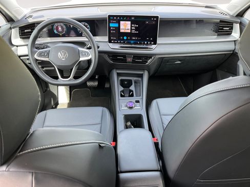 Certified 2025 Volkswagen Tiguan SE FWD image 11