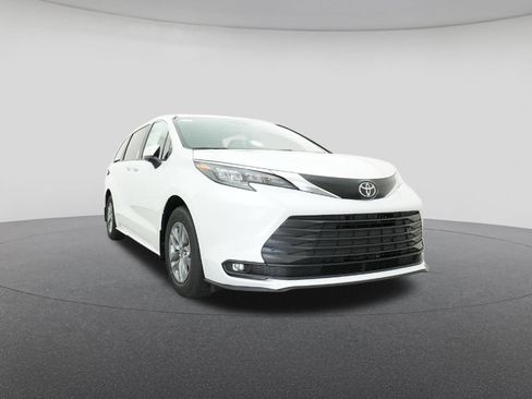 New 2026 Toyota Sienna XLE FWD image 30