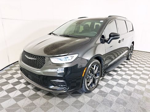 Used 2023 Chrysler Pacifica Touring-L w/ S Appearance Package FWD image 7