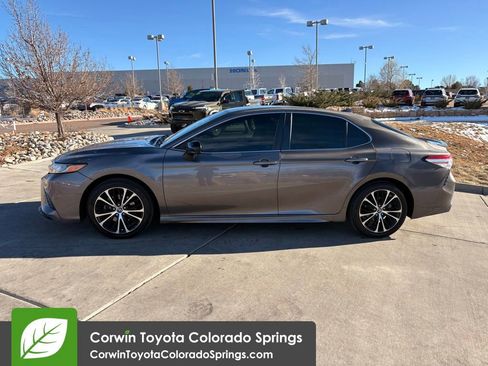 Used 2019 Toyota Camry SE image 4