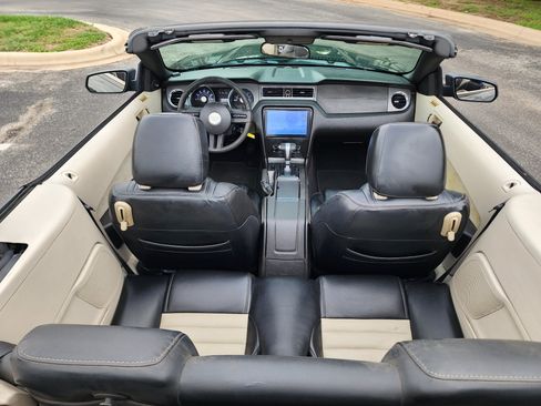 Used 2010 Ford Mustang Convertible RWD image 25