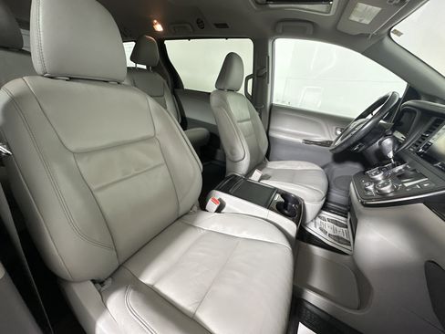 Used 2018 Toyota Sienna AWD image 27