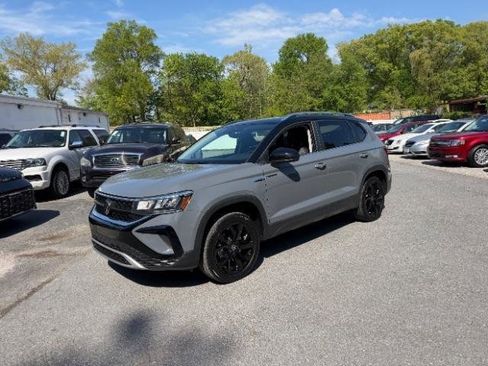 Used 2024 Volkswagen Taos SE w/ Panoramic Sunroof Package image 1