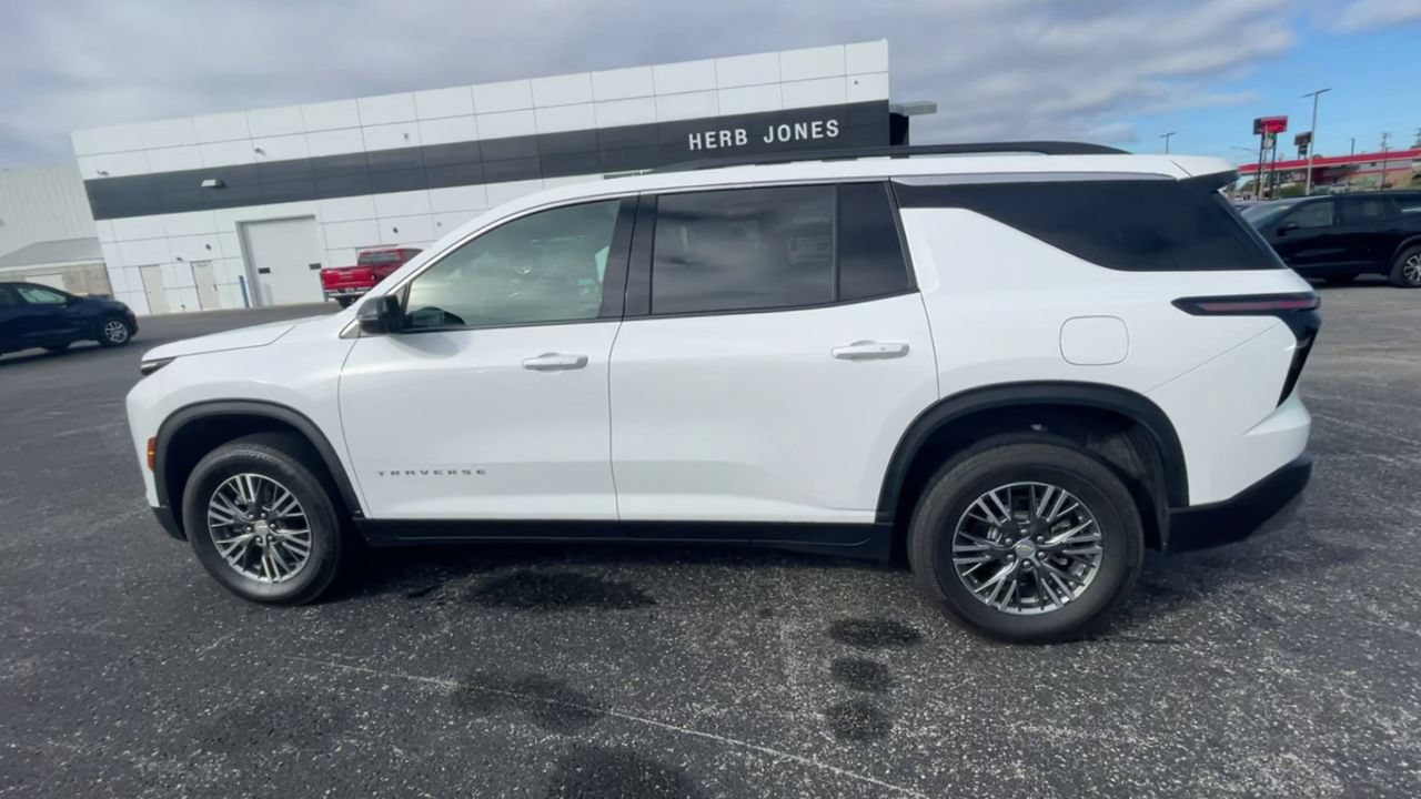 Used 2025 Chevrolet Traverse LT FWD image 7