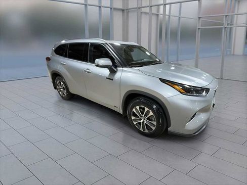 Certified 2021 Toyota Highlander XLE image 2