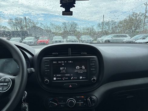 Used 2025 Kia Soul LX w/ LX Technology Package image 17