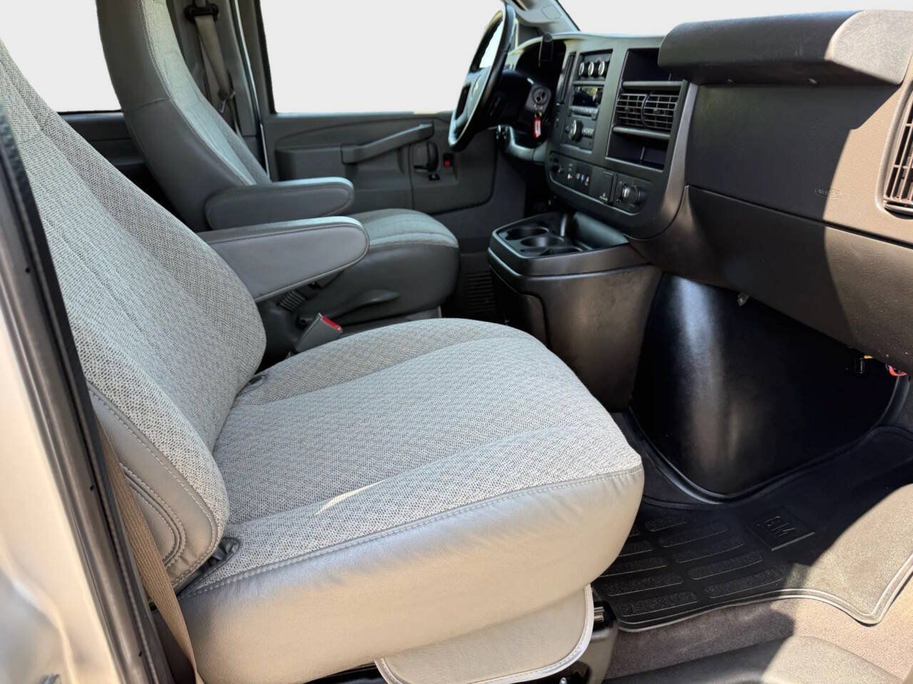 Used 2020 Chevrolet Express 3500 LS RWD image 11
