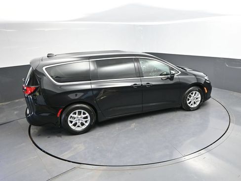 Used 2023 Chrysler Pacifica Touring-L FWD image 34