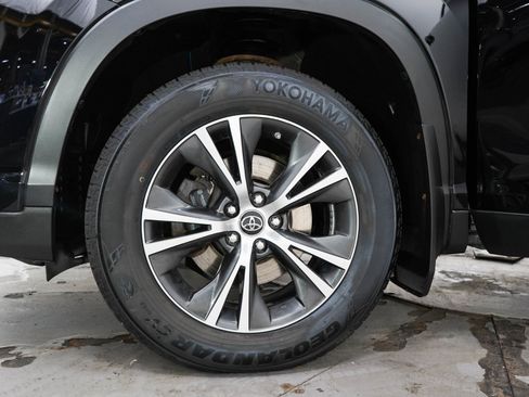 Used 2019 Toyota Highlander Plus AWD/4WD image 32