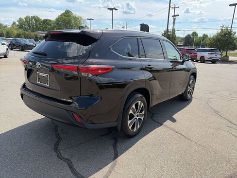 Used 2022 Toyota Highlander XLE image 4