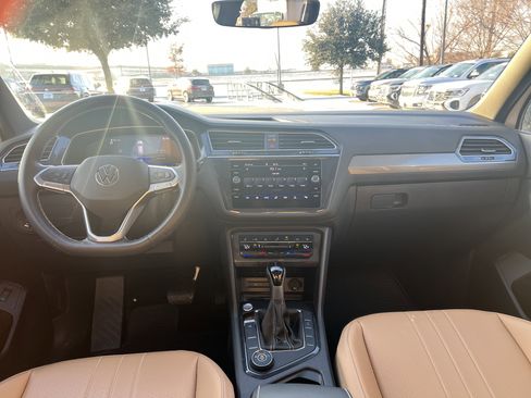 Certified 2024 Volkswagen Tiguan SE w/ Panoramic Sunroof Package image 27