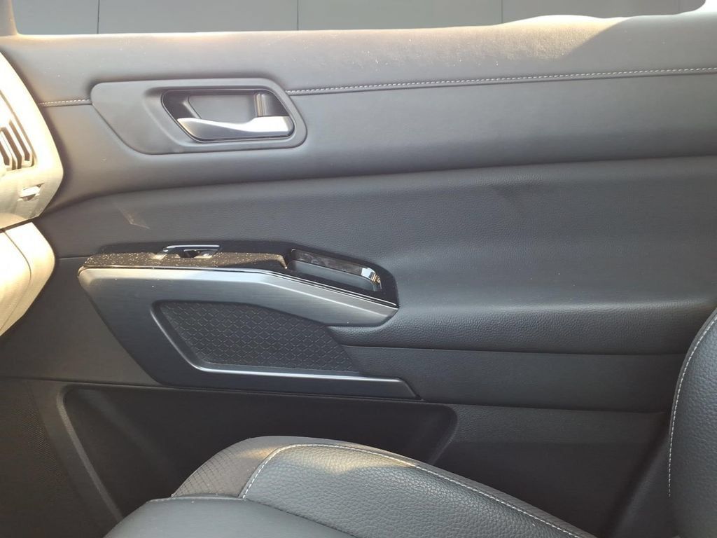 Used 2025 Nissan Pathfinder SL FWD image 23