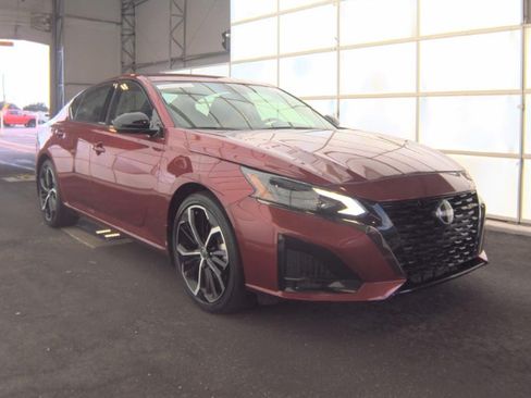 Used 2023 Nissan Altima 2.5 SR FWD image 2
