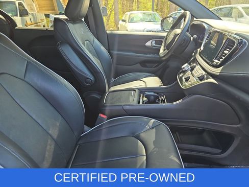 Used 2025 Chrysler Pacifica Limited FWD image 10