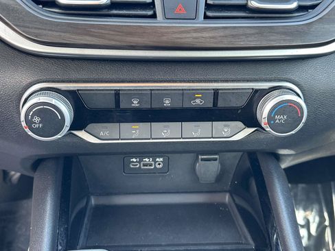 Used 2024 Nissan Altima 2.5 SV FWD image 11