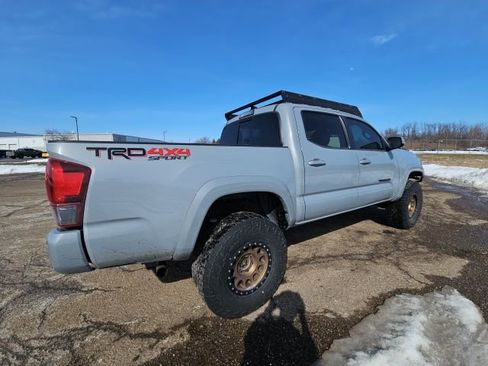 Used 2018 Toyota Tacoma TRD Sport image 3