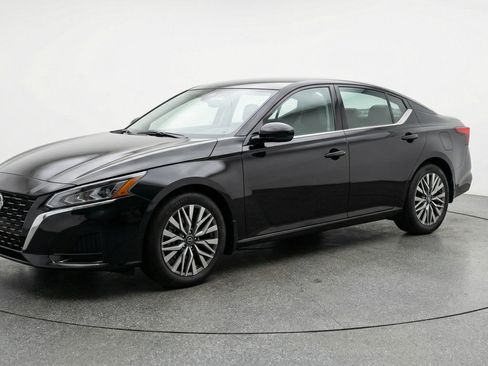 Used 2025 Nissan Altima 2.5 SV FWD image 3