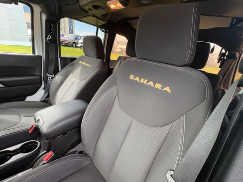 Used 2015 Jeep Wrangler Unlimited Sahara w/ Connectivity Group AWD/4WD image 18
