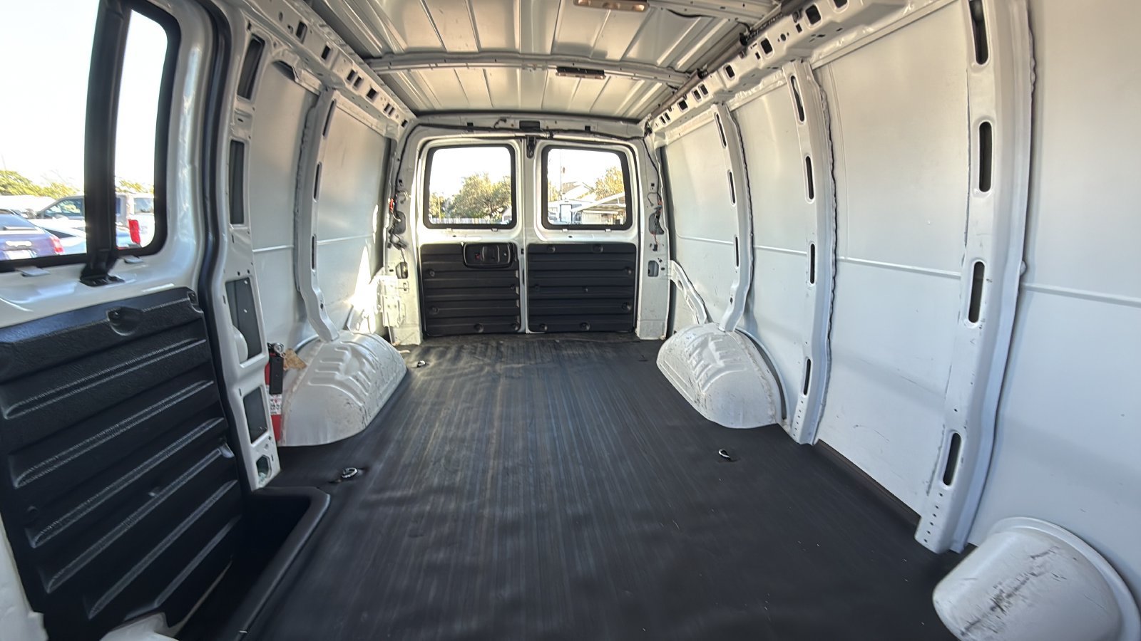 Used 2017 Chevrolet Express 2500 RWD image 19