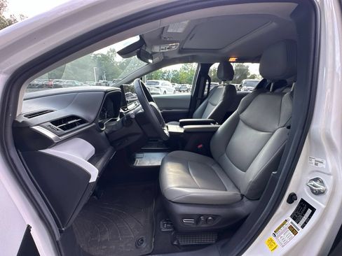 Used 2025 Toyota Sienna XLE AWD/4WD image 12
