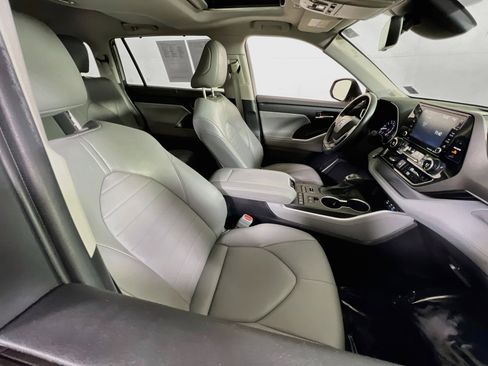 Used 2022 Toyota Highlander XLE image 28
